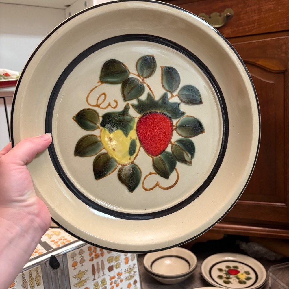 Vintage Strawberries Stoneware Platter 12 Inch Hand Decorated Made in Japan 4112 - Picture 2 of 4